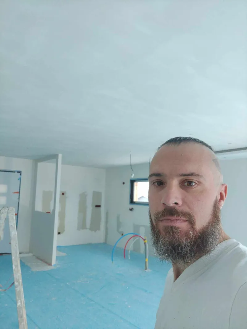 Cyrille Lucq, artisan plaquiste peintre, sur un chantier
